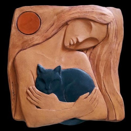 Donna con gattino nero in braccio, terracotta patinata e acrilici, cm 40x40 - 2023